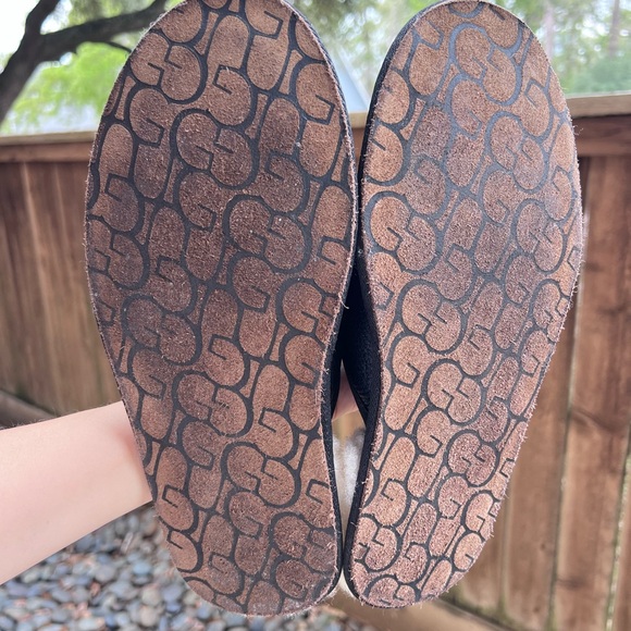 UGG Black Leather Shearling Slippers Men’s 9 / Women 10 Cozy Comfy House Shoes - Picture 10 of 13